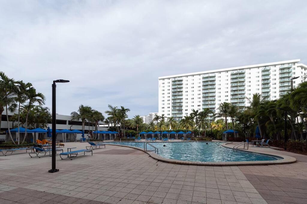Stunning & Spacious Resort-Style Condo Across From Beach! Miami Beach Exterior foto
