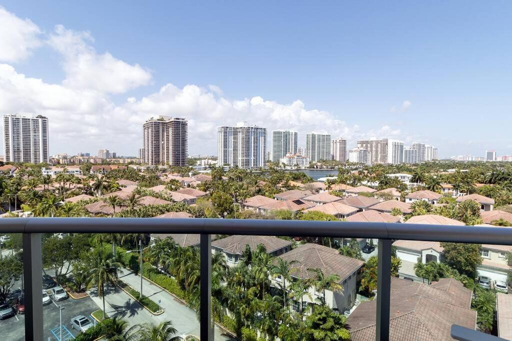 Stunning & Spacious Resort-Style Condo Across From Beach! Miami Beach Exterior foto